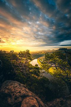 De rivier de Elbe in Saksen, prachtig uitzicht op het Elbezandsteengebergte van Fotos by Jan Wehnert