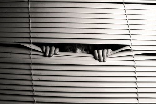 Foto Jalousien Eifersucht Porträt Kind heimtückische Augen