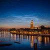Leuchtende Nachtwolken über der Skyline von Deventer von Sander Korvemaker