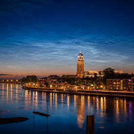 Lichtende nachtwolken boven de skyline van Deventer van Sander Korvemaker