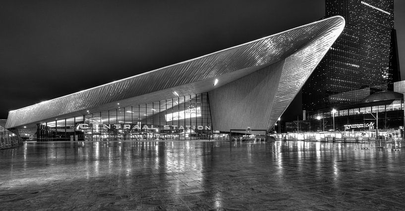 Abendfoto Rotterdamer Hauptbahnhof in Schwarzweiß von Mark De Rooij