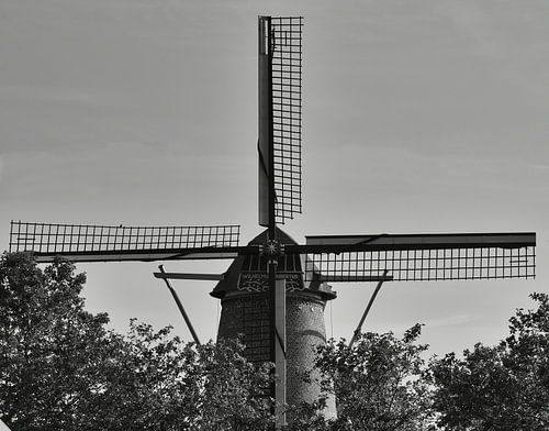 Là, dans ce moulin, les voiles sont en noir et blanc