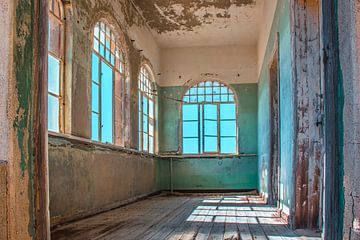 Zimmer in einem verlassenen und verwitterte Haus in Kolmanskop, Namibia von Rietje Bulthuis