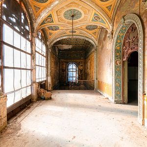 Corridor abandonné à Villa. sur Roman Robroek - Photos de bâtiments abandonnés