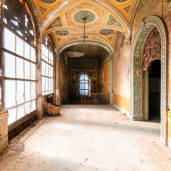 Verlassener Korridor in der Villa. von Roman Robroek – Fotos verlassener Gebäude