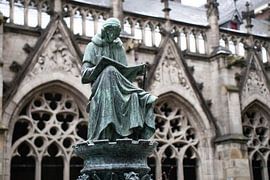 Man reads book by Olivier Marien