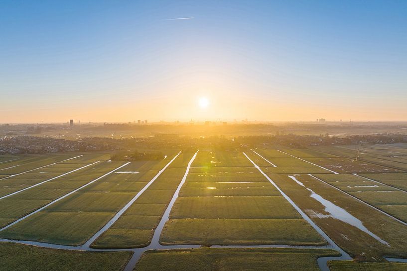 Skyline Groningen bij Zonsopkomst van Droninger