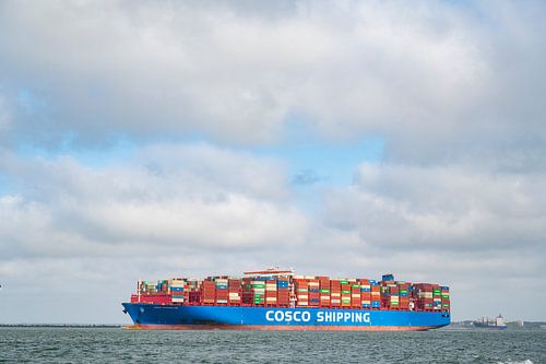 Navire porte-conteneurs quittant le port de Rotterdam pour la mer du Nord.