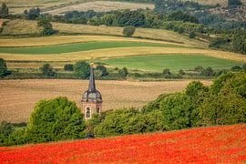 Die Kirche von Eys ist von Mohnblumen umgeben von John Kreukniet