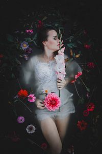Vrouw met bloemen van Atelier Liesjes