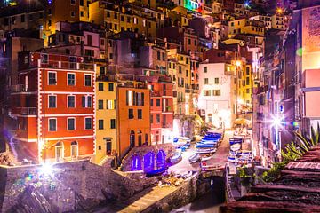 Riomaggiore by Night - Cinque Terre - Italie van Lizanne van Spanje