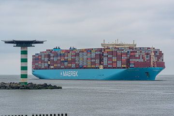 Containerschip Maastricht Maersk. van Jaap van den Berg