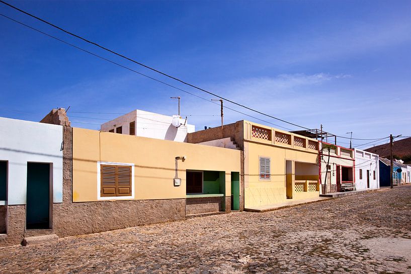 Rue avec des maisons colorées à Bofareira sur l'île Boa Vista au Cap-Vert par Peter de Kievith Fotografie
