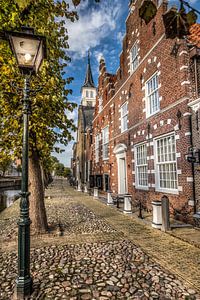 Straatbeeld van het Friese stadje Sloten in herfstkleur