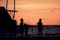 Zonsondergang in vissersdorp Indonesië II