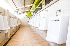 Urinale auf der Herrentoilette von Marcel Derweduwen