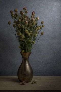 Stilleben mit getrockneter Nigella in einer Vase