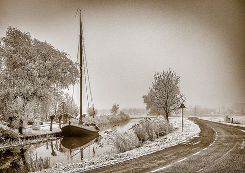 Winters landschap met Tjalk, Hichtum, Friesland, Nederland.