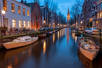Stadsgezicht van Amsterdam met de Zuiderkerk in Nederland bij zonsondergang van Eye on You