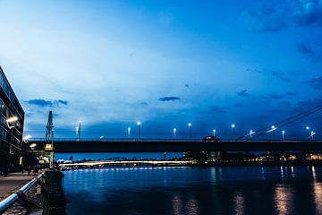 Severinsbrücke in Keulen op het blauwe uur van Tom Voelz