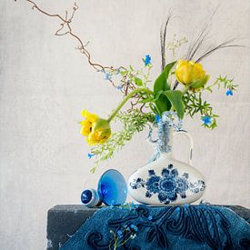 Stilleben mit Blumen. Delfter Porzellan und Gelb. von Alie Ekkelenkamp