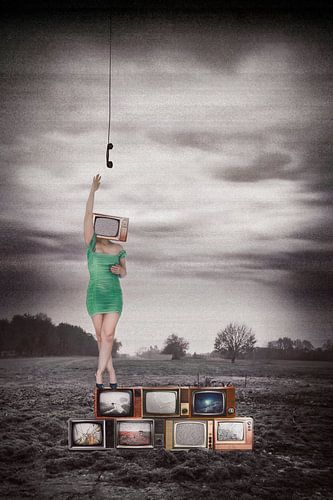 Surrealistisch Tafereel: Vrouw in Zeegroene Jurk op Vintage Televisies in Weiland