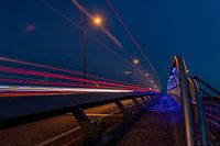 Brücke an der Prinzessin-Beatrix-Schleuse während der blauen Stunde