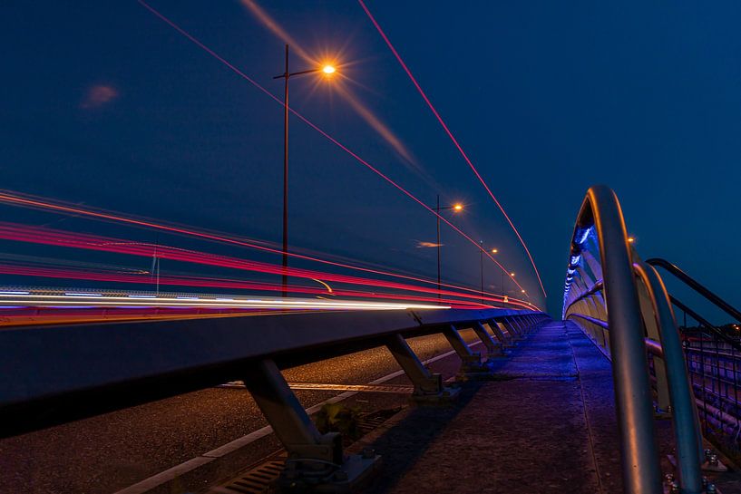 Brücke an der Prinzessin-Beatrix-Schleuse während der blauen Stunde von Michel Timmermans