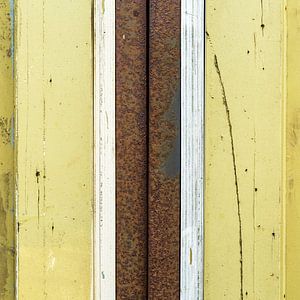 Dessin au trait abstrait avec bois et tuyau rouillé en jaune et brun sur Texel eXperience