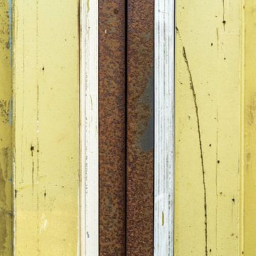 Abstract lijnenspel met hout en roestige pijp in geel en bruin van Texel eXperience