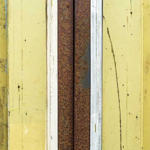 Abstract lijnenspel met hout en roestige pijp in geel en bruin