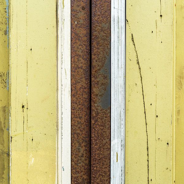 Abstract lijnenspel met hout en roestige pijp in geel en bruin van Texel eXperience
