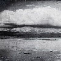 Nederlandse kust met wolkenlucht