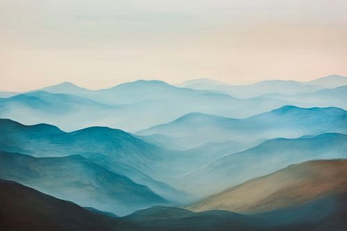 Doux paysage de montagne dans le brouillard