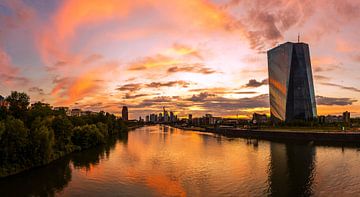 Frankfurt am Main - Skyline bij zonsondergang