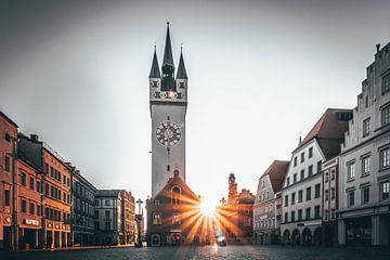 Straubing mit Stadtturm und Sonnenstrahlen