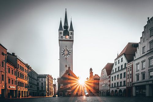 Straubing avec tour de ville et rayons de soleil