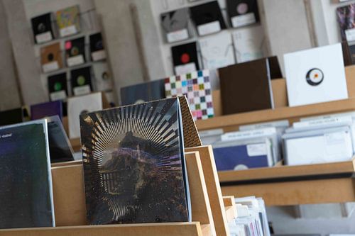 foto van een plaat in een platenwinkel