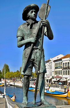 Statue de Marnoto sur le canal à Aveiro, Portugal sur insideportugal