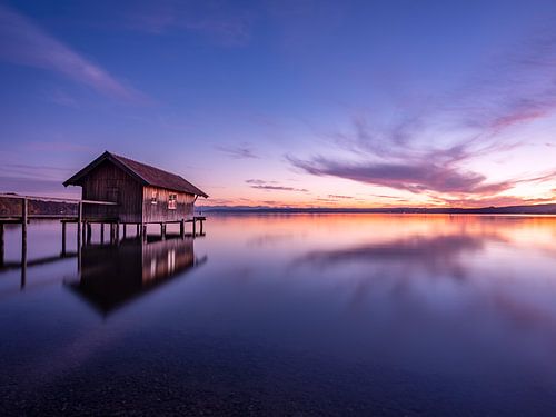Het boothuisje bij Stegen aan de Ammersee bij zonsondergang