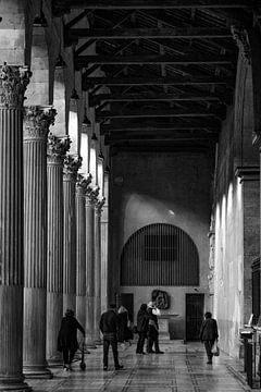 Kerkinterieur Santa Sabina Basiliek Rome Italië van Martijn Jebbink Fotografie