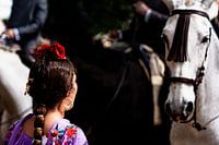 Spaans meisje communiceert met wit paard