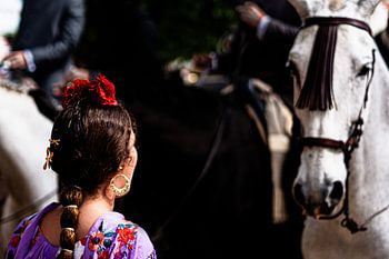 Spanisches Mädchen kommuniziert mit weißem Pferd