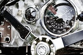 Armaturenbrett aus gebürstetem Aluminium mit Tachometer auf einem britischen Rennwagen aus den 1920e von Sjoerd van der Wal Fotografie