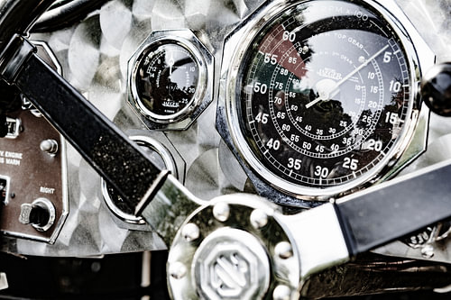 Geborsteld aluminium dashboard met snelheidsmeter op een vintage Britse racewagen uit de jaren 1920.