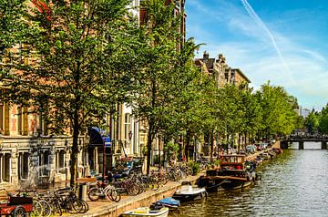 Hausfassaden und Strasse Boote an einem Kanal Gracht in Amsterdam Niederlande