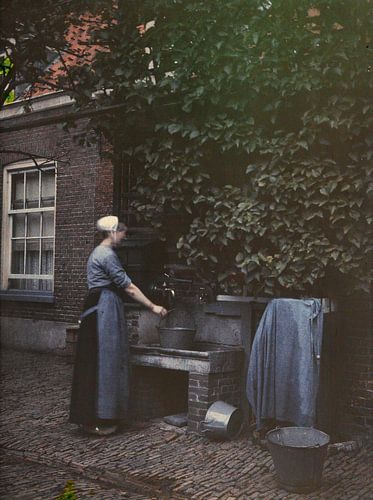 Vrouw bij waterpomp, ca. 1935