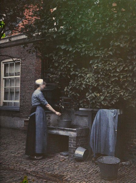 Vrouw bij waterpomp, ca. 1935 van Het Archief