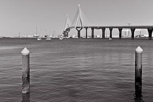 Sommerliche Bucht von Cádiz mit Puente de la Pepa - monochrom