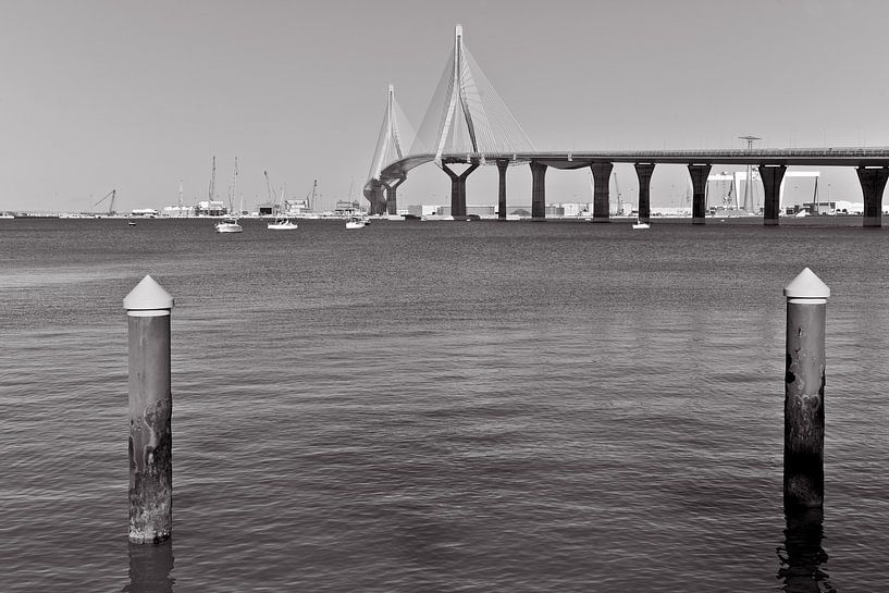 Summer bay of Cádiz with Puente de la Pepa - monochrome by Silva Wischeropp